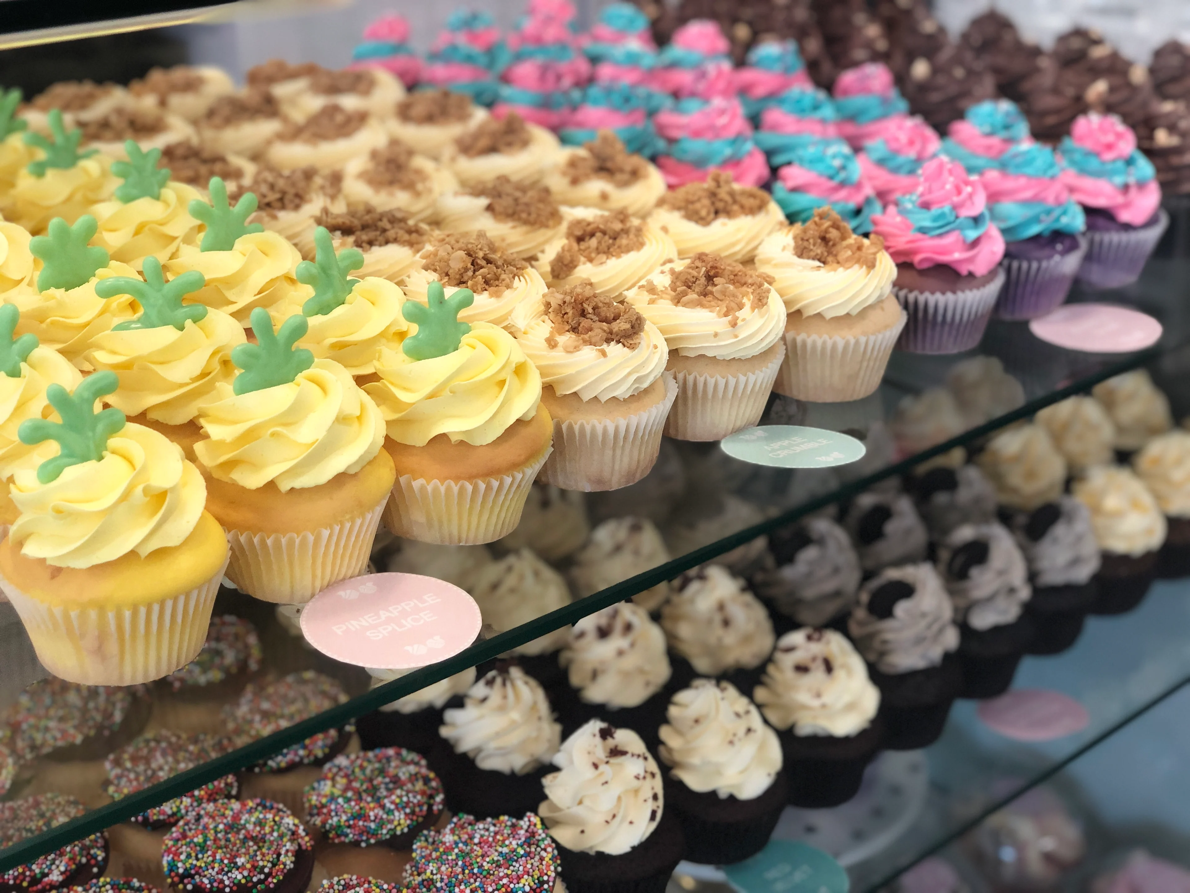 Artisan cake decorating session focused on careful finishing and personalized designs