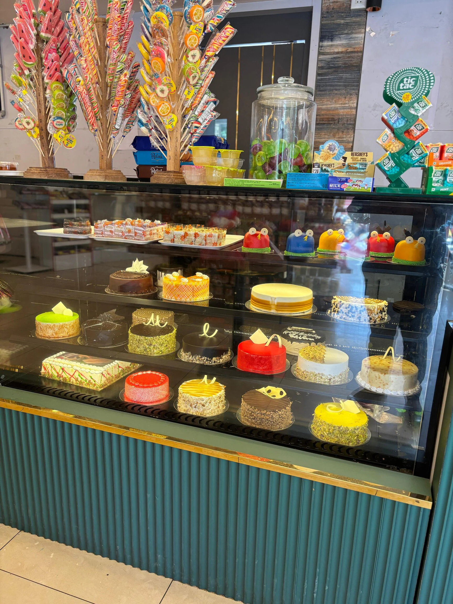 Pastry chef carefully decorating a handcrafted cake with refined details and freshly prepared frosting